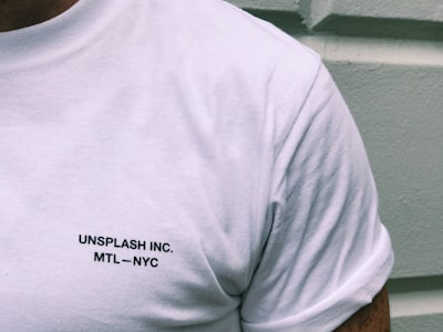 Tシャツが似合う男になる肩・胸の鍛え方